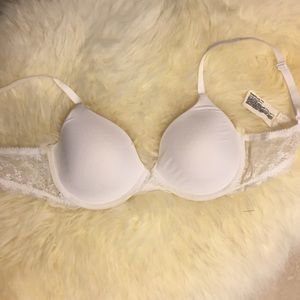 White lace bra. Twins to the black bra I listed.