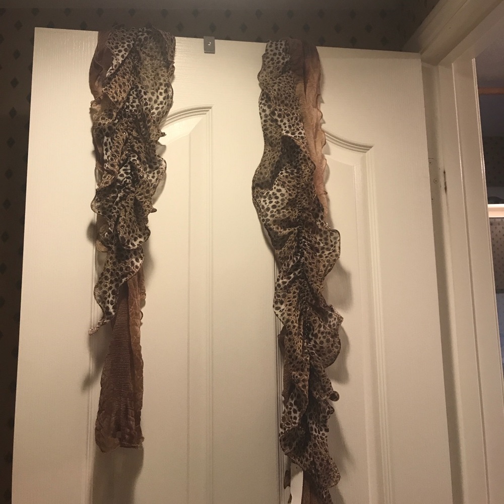 Glamorous leopard scarf