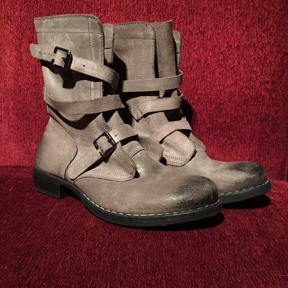 Soft leather boots with wraparound straps