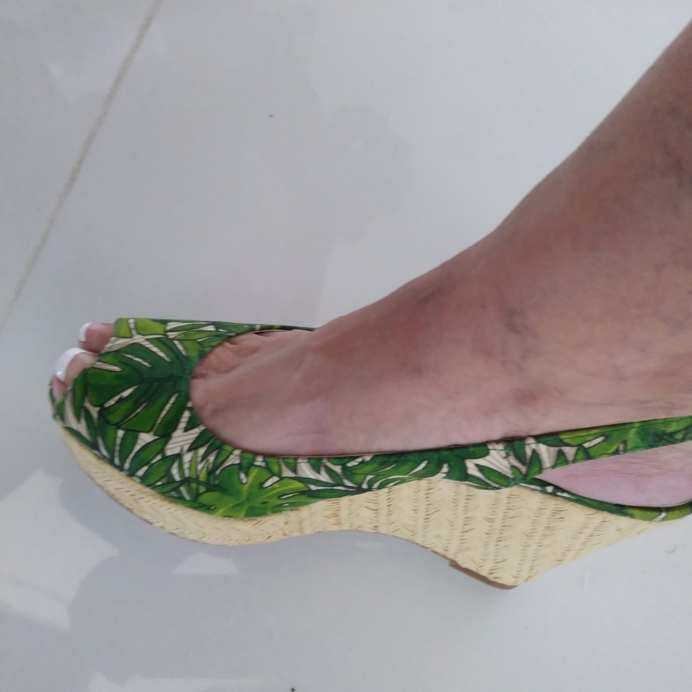 TAHARI TROPICAL LEAF GREEN WEDGE SANDAL 7M NWOB