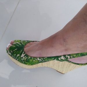 TAHARI TROPICAL LEAF GREEN WEDGE SANDAL 7M NWOB