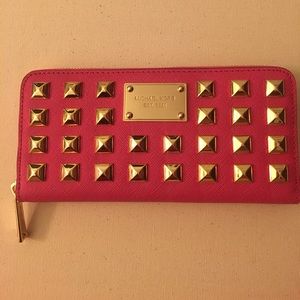 This wallet was a gift that I never used. This wallet was a gift that I never used.