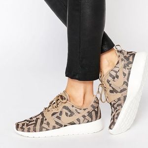 Nike Roshe Run Women's Desert Camo Tan sz 6