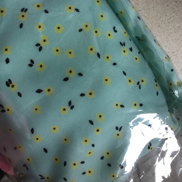 Floral off shoulder romper size small. Brand new - Picture 3 of 3