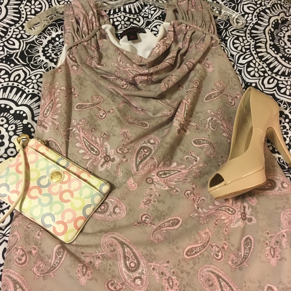 JW style size L (runs sm). Pink paisley blouse!