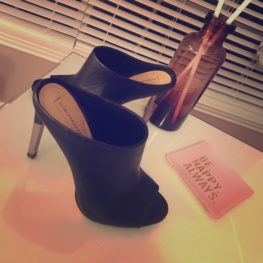 BCBG MAXAZRIA BLACK LEATHER PEEP TOE PUMP SIZE 6.5