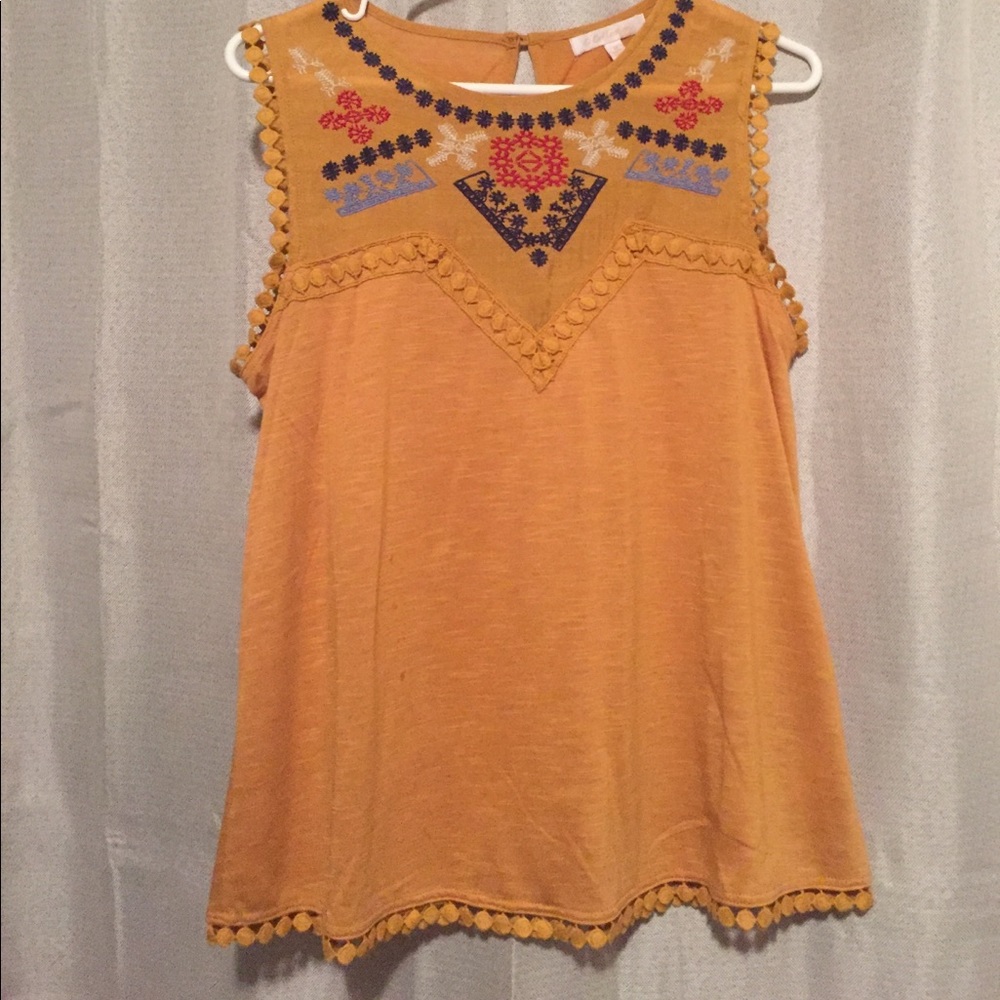 Yellow shirt with circle trim