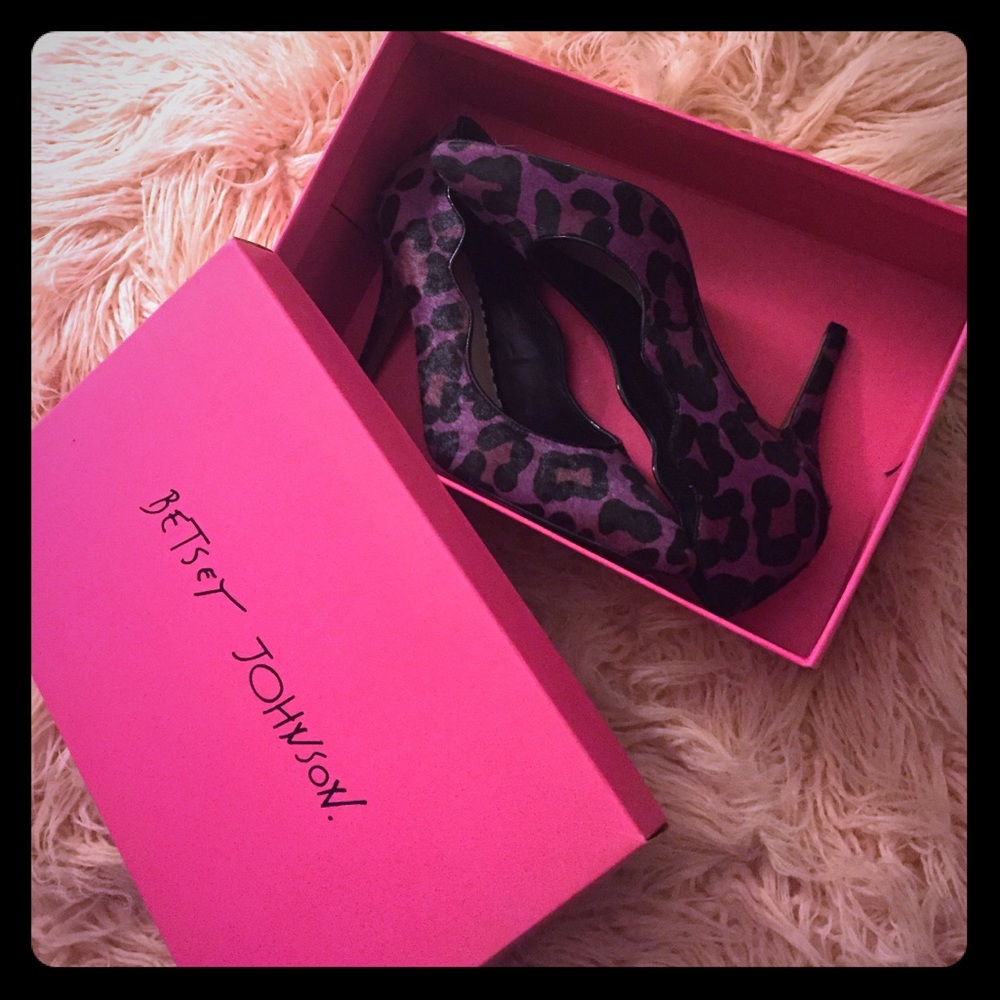Betsey Johnson 7.5 Pumps! Scalloped!!! Leopard!!!