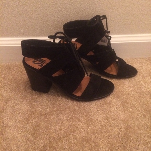 NWT black heels - Picture 2 of 3