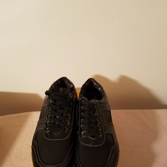 Like new Sneaker - Picture 2 of 4