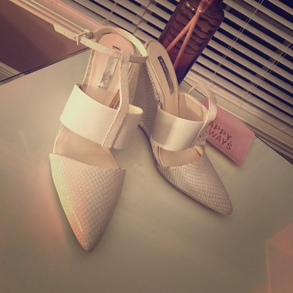 BCBG MACAZRIA PUMP SIZE 7.5 BRAND NEW