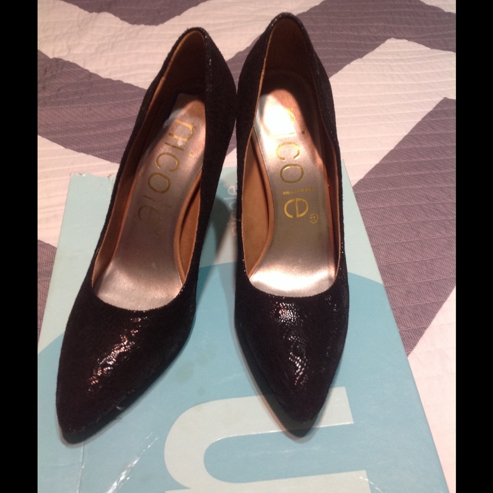 Black pumps