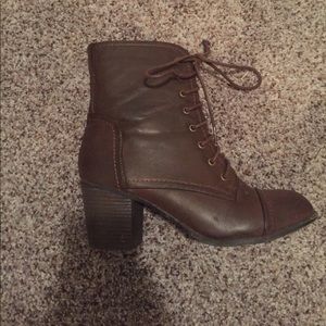Heeled lace-up boots