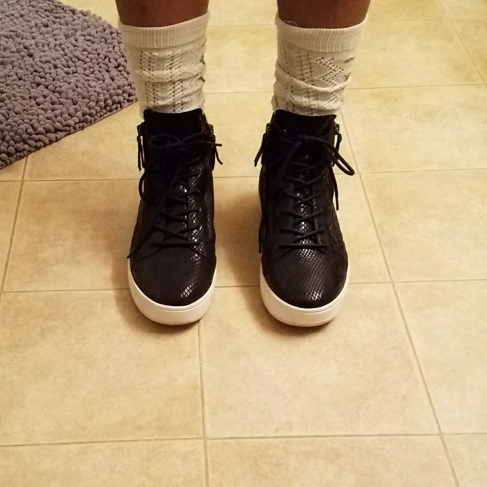 Black banana Republic snakeskin looking sneakers