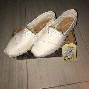 BNWT Classic white Canvas TOMS size 7