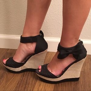 Platform black heels with bow