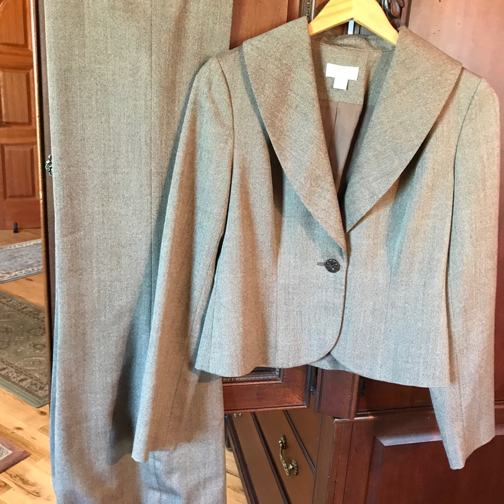 Lovely Ann Taylor Loft pant suit