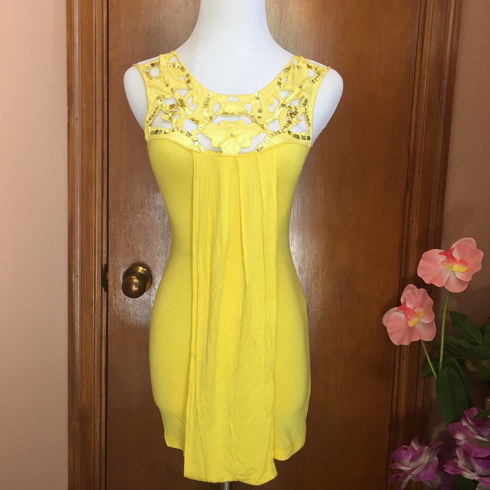 Sydney Joy: Bright yellow floral top