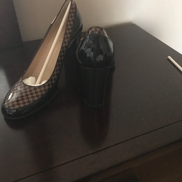 Louis Vuitton - Picture 2 of 4