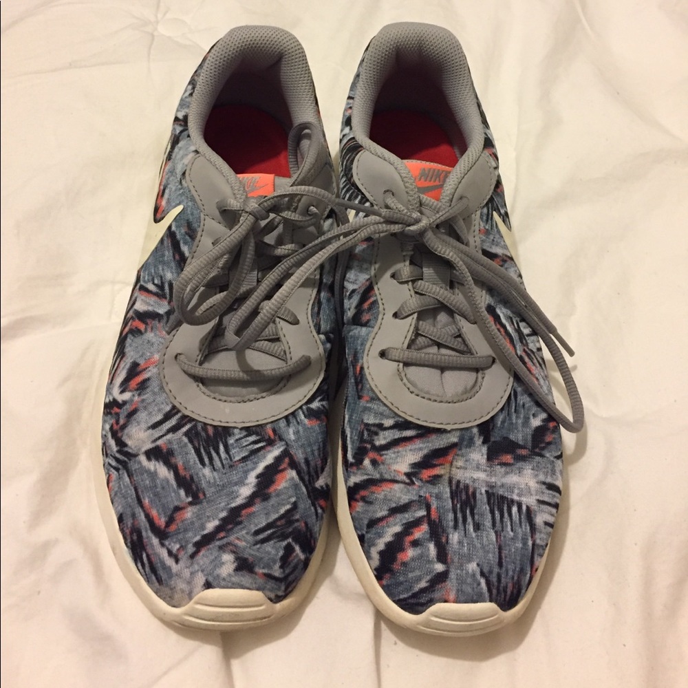 Nike patterned running shoe