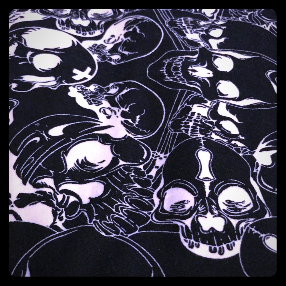 Agnes and Dora Size large leggings skulls