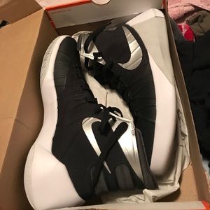 2015 women’s hyper dunk sneakers sz 10.5