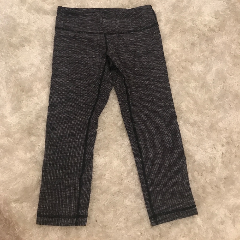 Lululemon crops size 6
