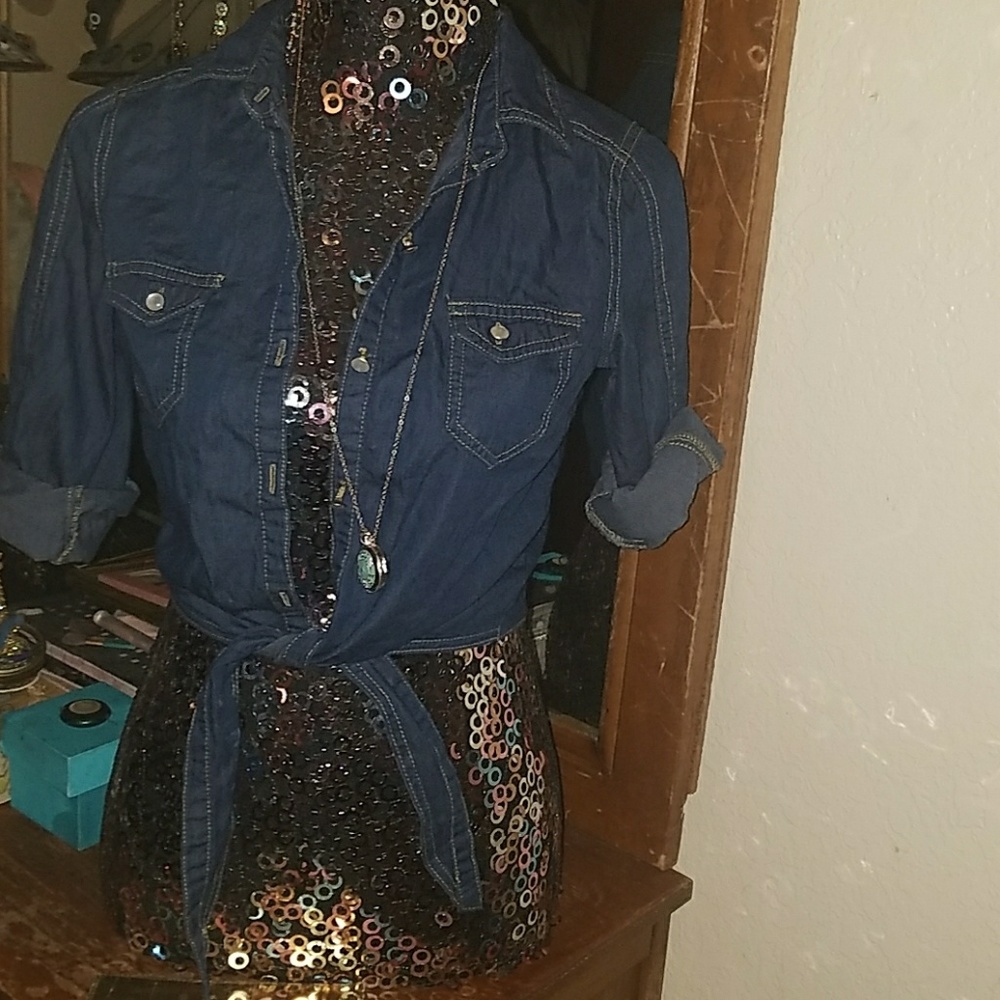 Dark crop navy button up with tie. Super Cute