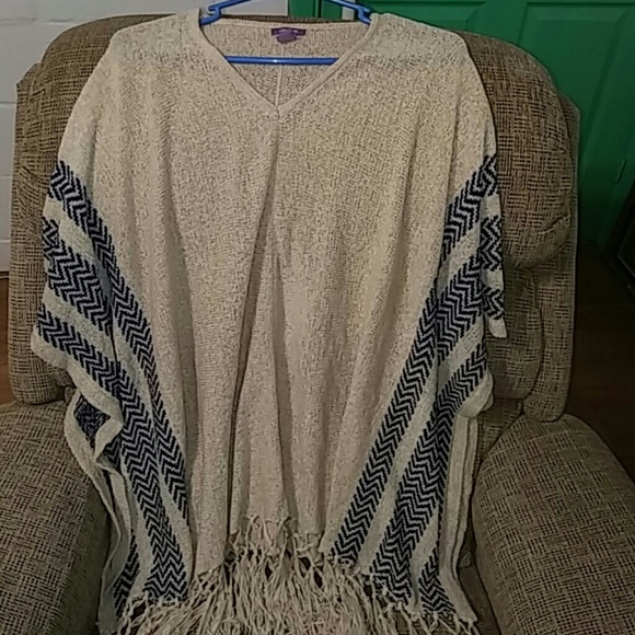 Olivia M Fringed Poncho Size L - Picture 2 of 7