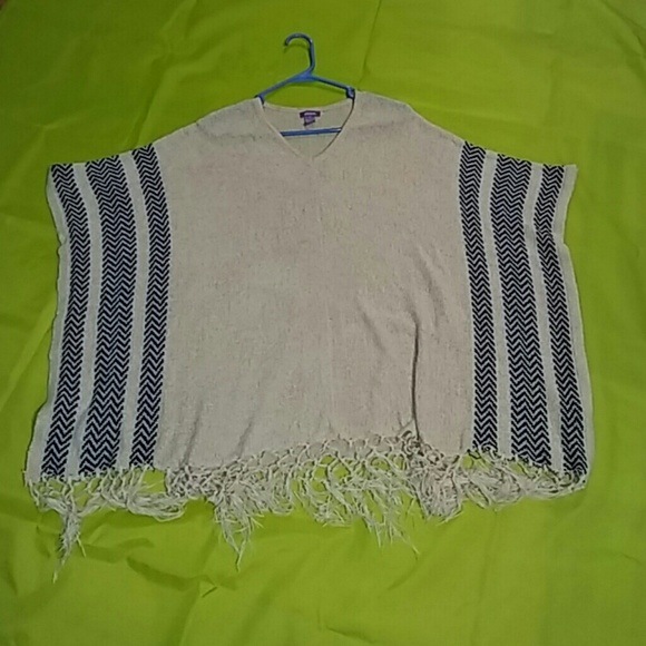 Olivia M Fringed Poncho Size L - Picture 3 of 7