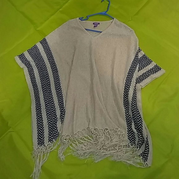 Olivia M Fringed Poncho Size L - Picture 4 of 7