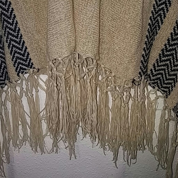 Olivia M Fringed Poncho Size L - Picture 6 of 7