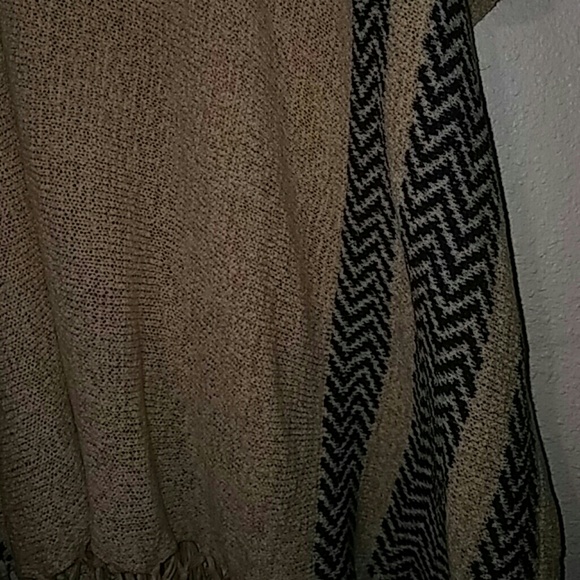 Olivia M Fringed Poncho Size L - Picture 7 of 7