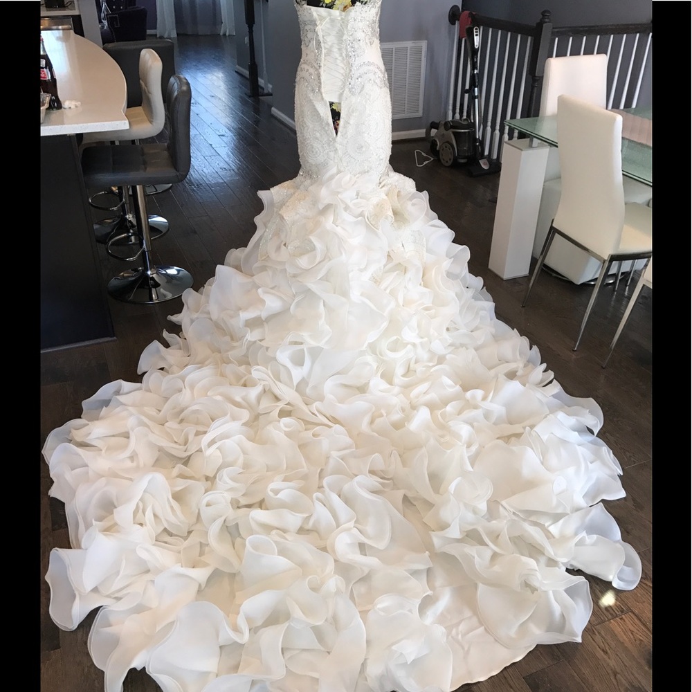 Wedding dress - Picture 2 of 8