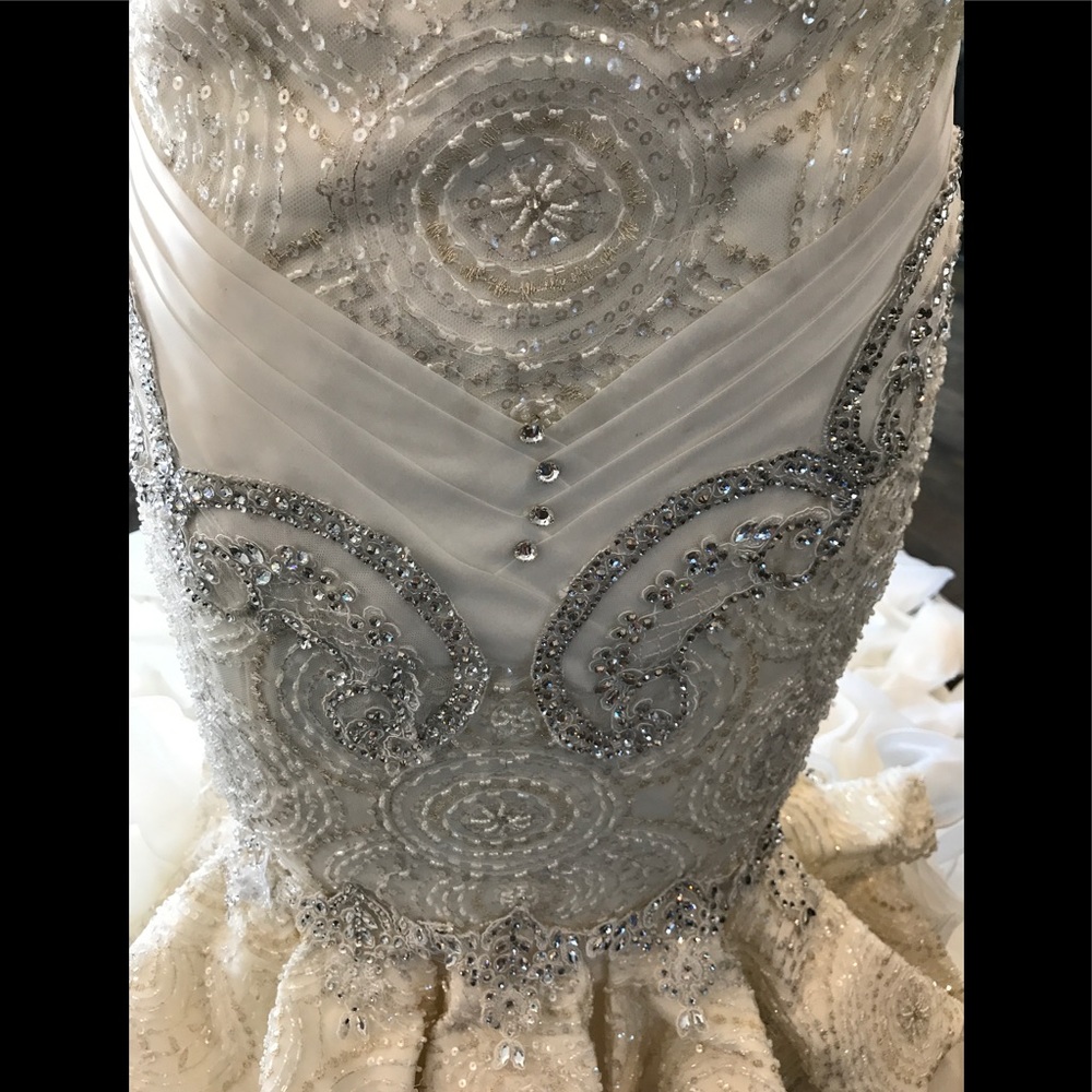 Wedding dress - Picture 4 of 8