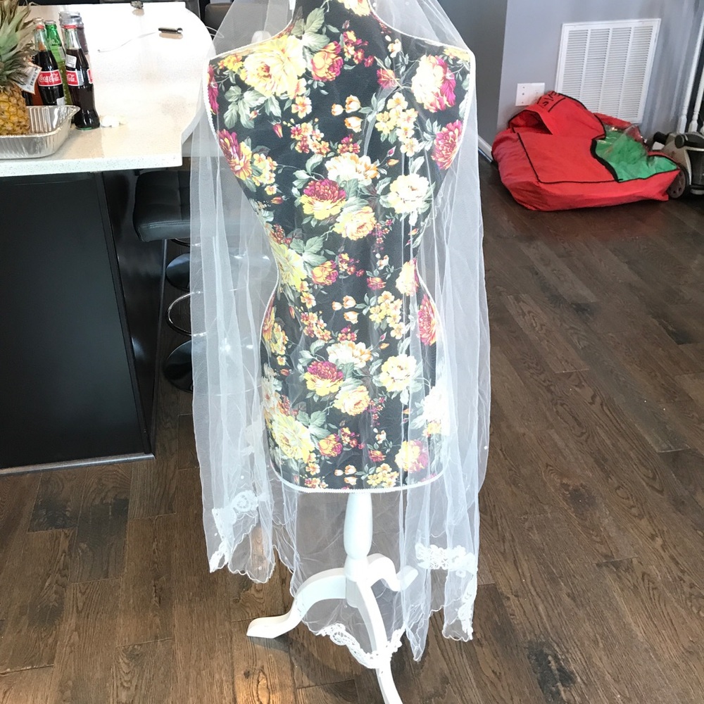 Wedding dress - Picture 8 of 8