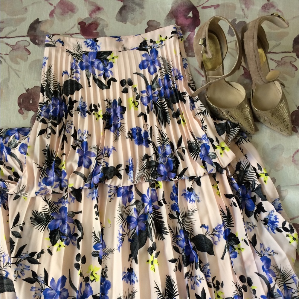 Gorgeous pleated floral skirt🌺