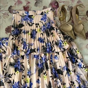 Gorgeous pleated floral skirt🌺