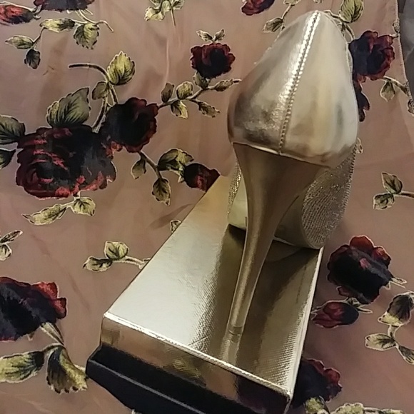 ****SOLD*****Gold-Rose Gold Heels - Picture 3 of 5