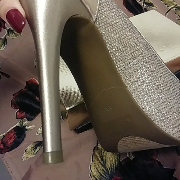 ****SOLD*****Gold-Rose Gold Heels - Picture 4 of 5