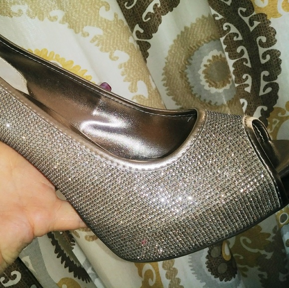 ****SOLD*****Gold-Rose Gold Heels - Picture 5 of 5