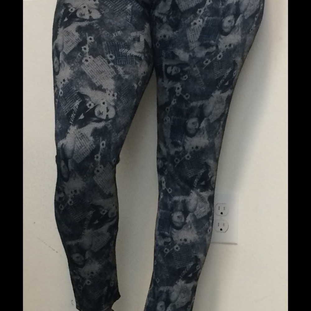 Unique Screen Print Capri Leggings 3X