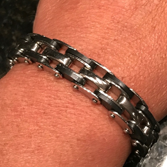 Stainless steel & black patterned link bracelet!