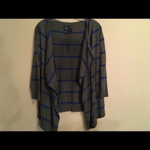 AMERICAN EAGLE GRAY OPEN ASYMMETRICAL SWEATER - M