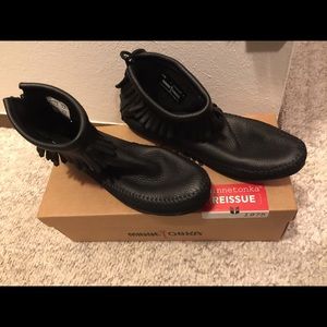 Minnetonka Reissue 1975 Black Moccasins sz 7