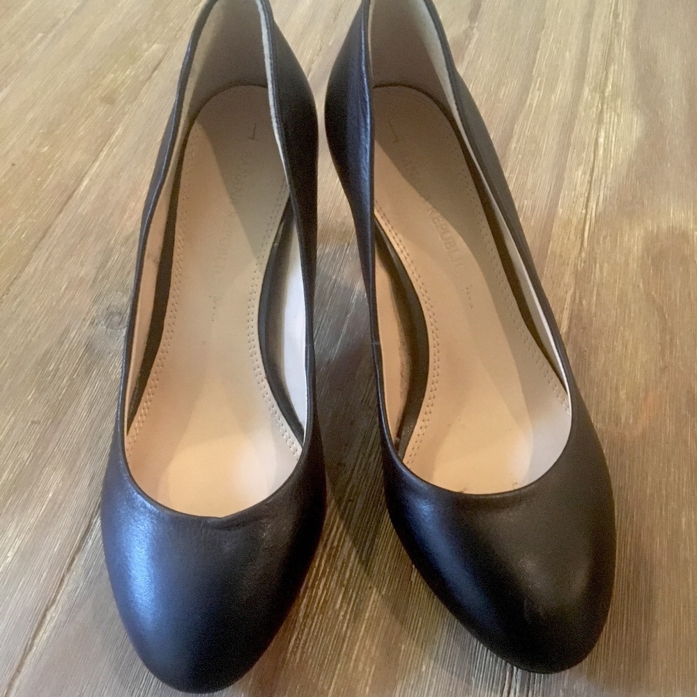 Banana Republic Black Leather Low Heel Pump
