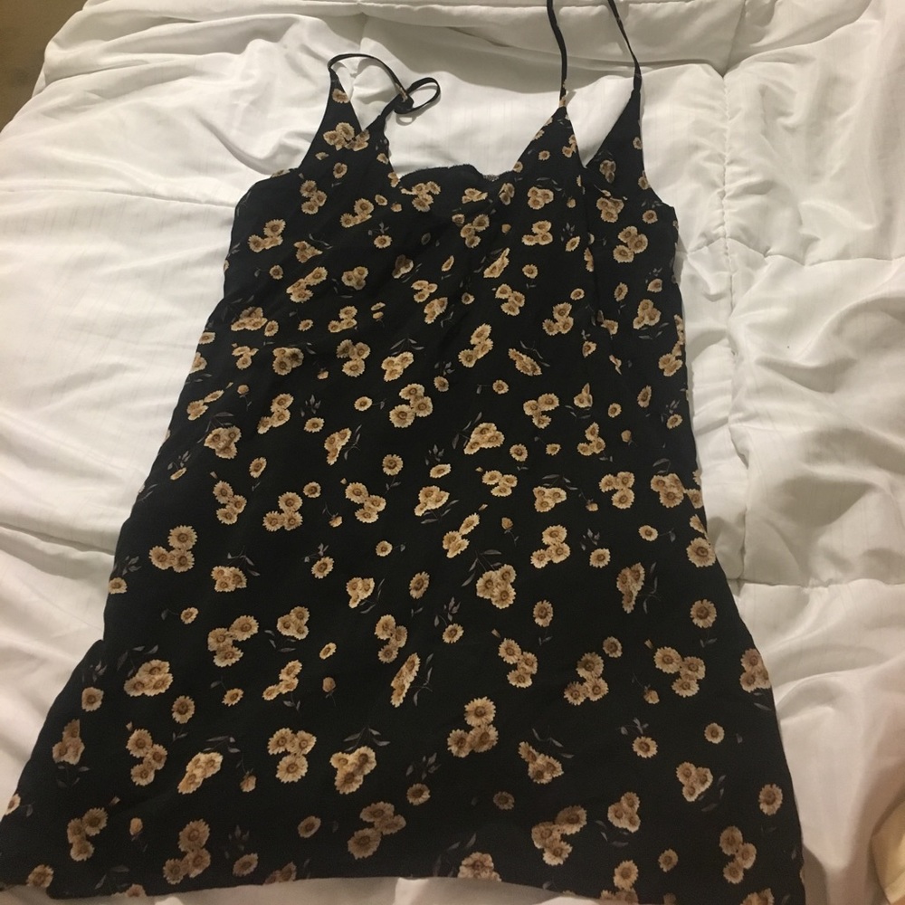 BRANDY MELVILLE LOW BACK SUN FLOWER DRESS