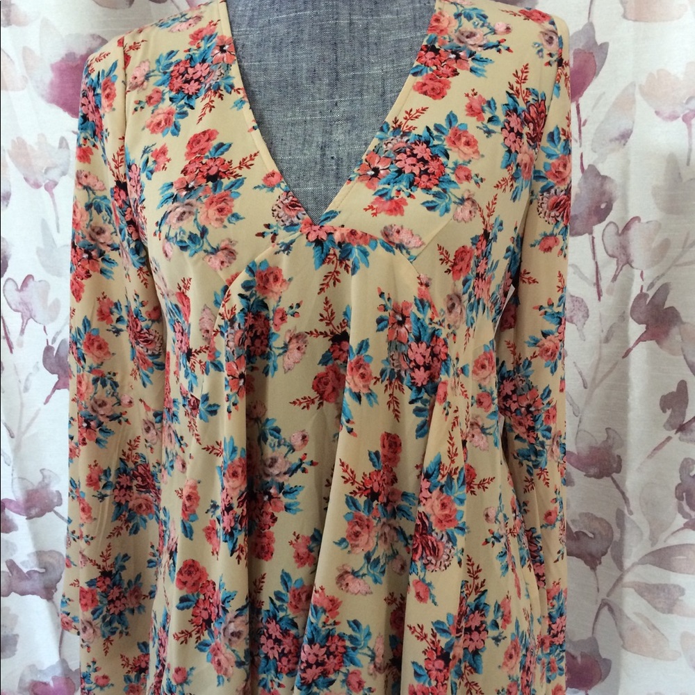 New,bell sleeves blouse😍
