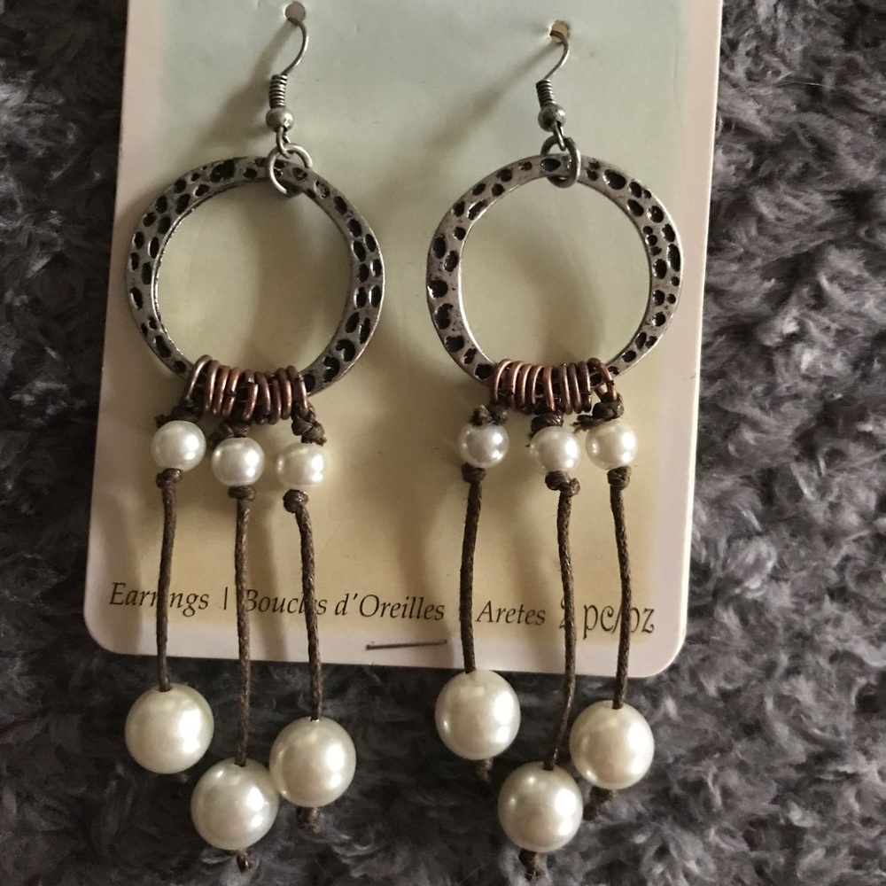 Pearl metal dangle earrings