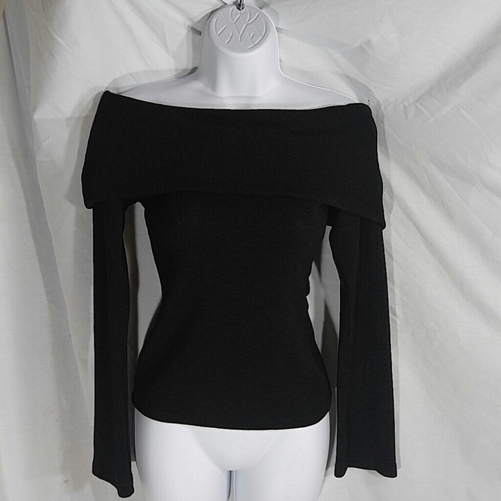 Long sleeve, off shoulder top.